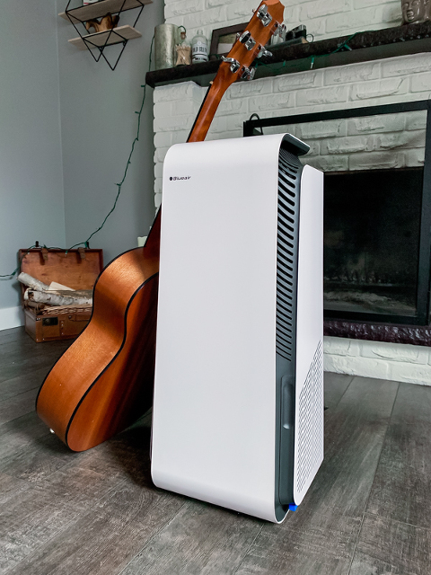 air-purifier-with-an-acoustic-guitar-for-music-lessons